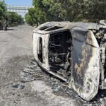 नोएडा में हिंसक प्रदर्शन के दौरान फैक्ट्रियों में तोड़फोड़ और गाड़ियों में आगजनी, सड़कों पर भारी जाम | Violent Protests in Noida