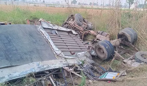 हापुड़ में बारात बस और ट्रक की टक्कर, भीषण हादसे में 6 लोगों की मौत और कई घायल | Hapur Road Accident