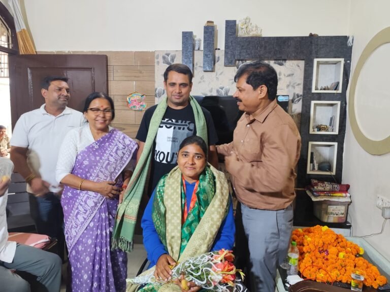 Swati Chaudhary Welcomed by MLA Manju Shivach and Municipal Council Chairperson Vinod Vaishali